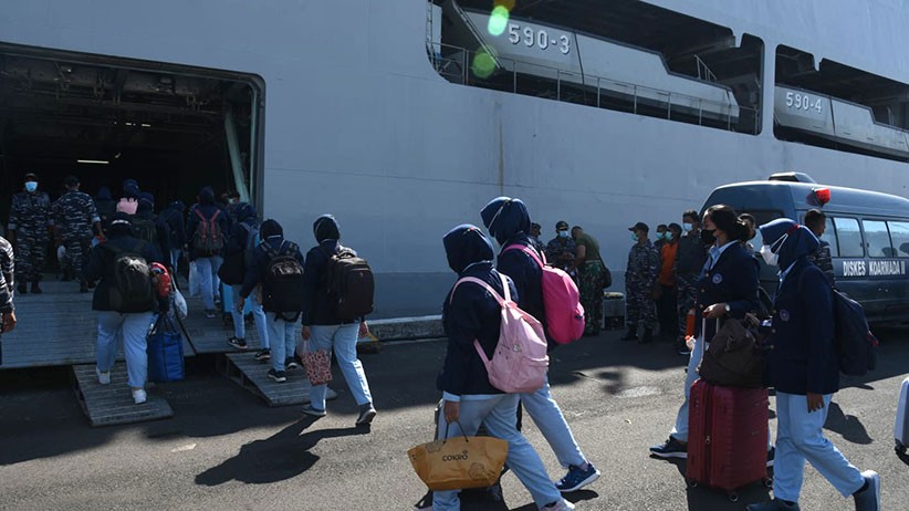 Serbuan Vaksinasi, TNI AL Kirim Kapal Perang ke Pulau Bawean  - Bagian 1