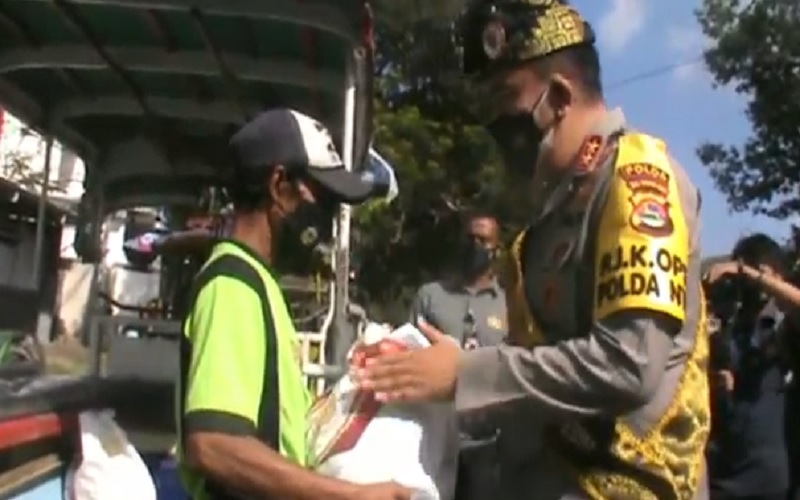 Kapolda NTB Distribusikan 2.500 Paket Sembako untuk Warga Terdampak PPKM