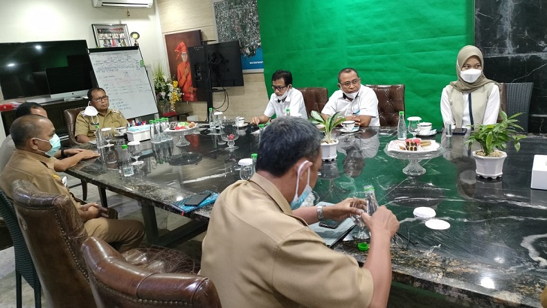 Bulog Makassar Distribusikan Beras, Danny Pomanto: Pemerintah Tak Akan Biarkan Warga Kesulitan