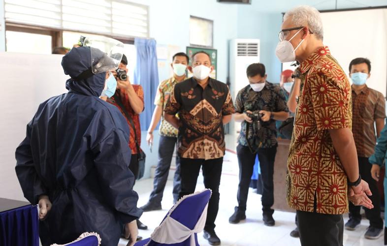 Momen Lucu Bidan Hamil Bertemu Ganjar di Karanganyar, Nyaris Lupa Jaga Jarak