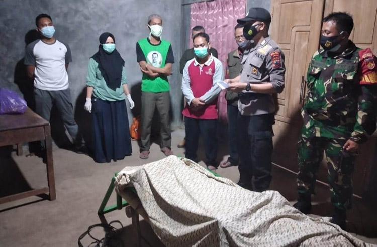 title Sempat Siapkan Sarapan Suami, Nenek Ditemukan Tewas Gantung Diri di Pohon Sempat Siapkan Sarapan Suami, Nenek Ditemukan Tewas Gantung Diri di Pohon