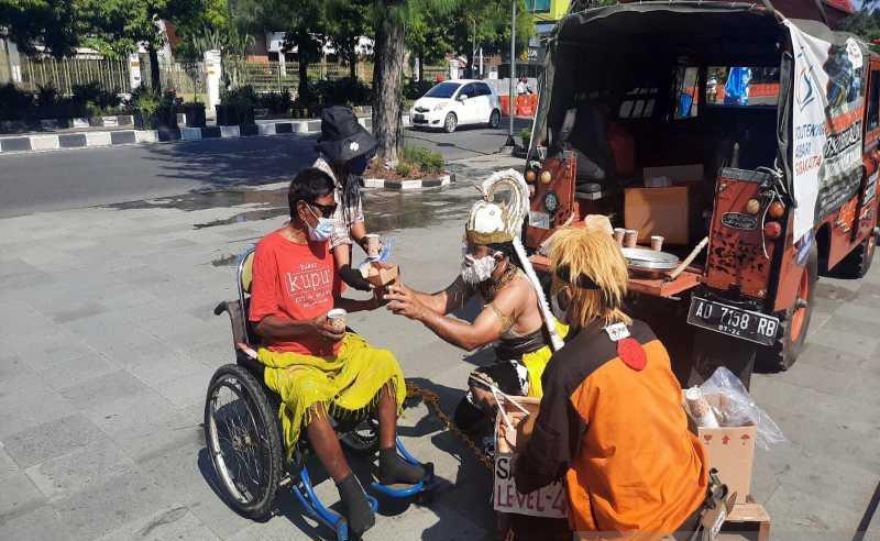 Unik, Aksi Hanoman dan Naruto Bagikan Telur Rebus dan Masker pada Warga di Solo