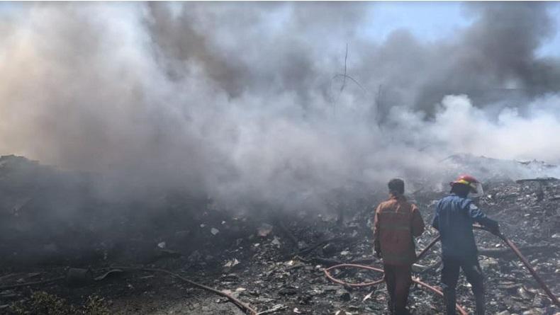 Kebakaran Melalap Habis Gudang Barang Bekas di Mojokerto, Warga Panik