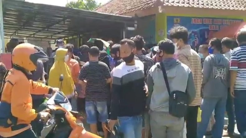 Ratusan Warga di Kota Cirebon Nekat Berdesakan demi BST Rp600.000