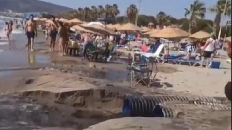 Wisatawan Bubar saat Mandi dan Berjemur Gegara Limbah Cair Busuk Dibuang ke Laut