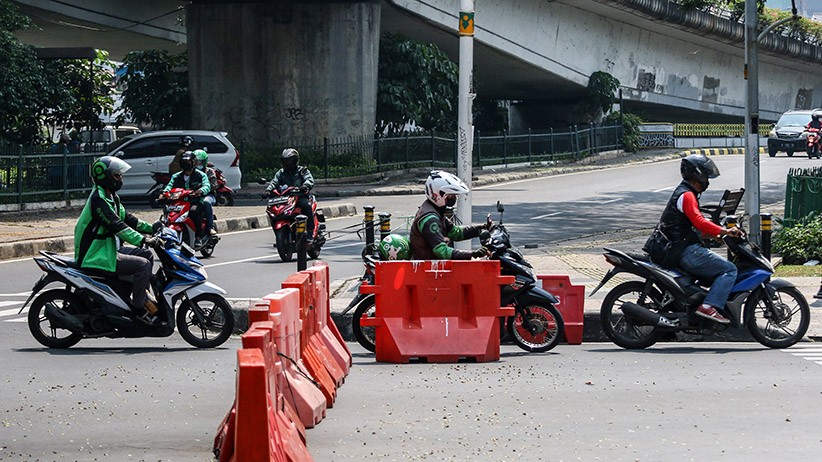 Pengendara Terobos Pos Penyekatan Tanah Abang yang Tidak Dijaga - Bagian 3