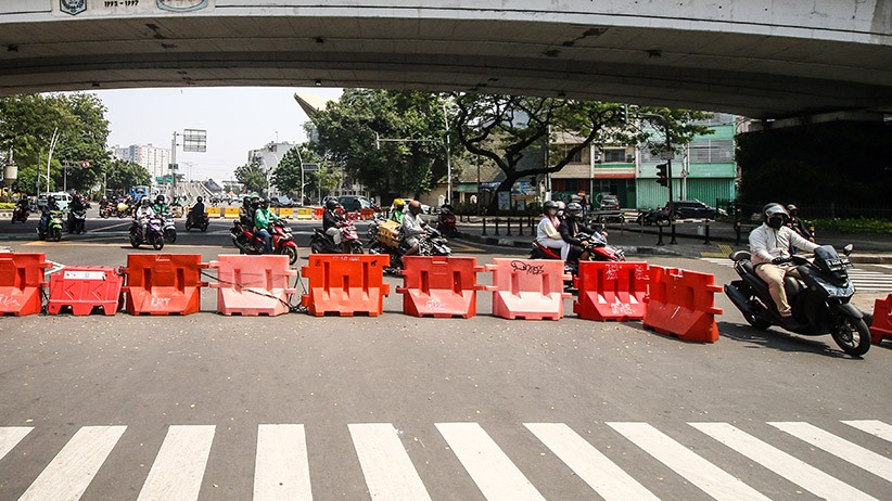 Pengendara Terobos Pos Penyekatan Tanah Abang yang Tidak Dijaga - Bagian 1