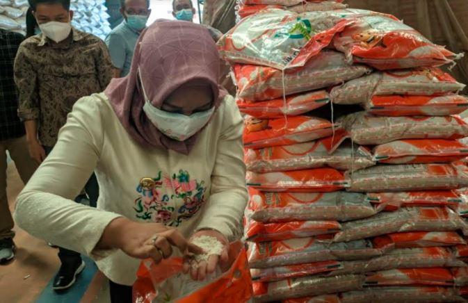 Ada Beras Berkutu di Bulog Mojokerto, Wali Kota Ning Ita: Jangan Sampai Dibagikan