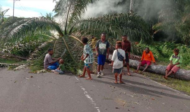 Hoaks Gubernur Papua Barat Meninggal Usai Disuntik Vaksin, Warga Blokade Jalan