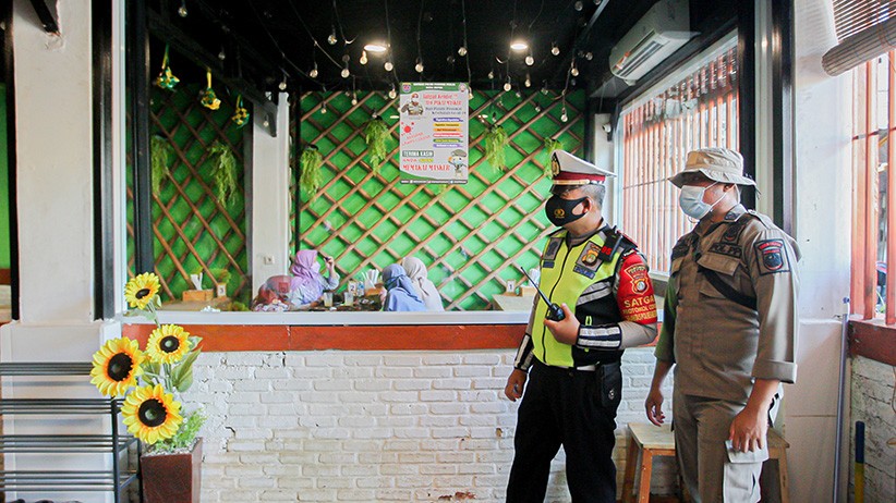 Satpol PP Kota Depok Gelar Patroli Gabungan Ingatkan Protokol Kesehatan - Bagian 2