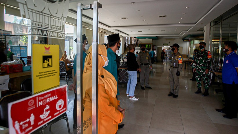 Satpol PP Kota Depok Gelar Patroli Gabungan Ingatkan Protokol Kesehatan - Bagian 3