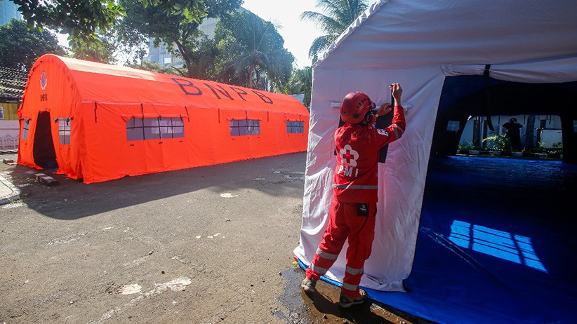 PMI Bangun Tenda Darurat untuk Pasien OTG  - Bagian 1