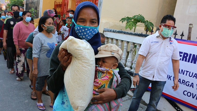 Partai Perindo Bagi-Bagi Beras untuk Warga Terdampak Pandemi di Tanjung Priok - Bagian 1