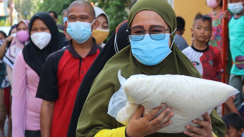 Partai Perindo Bagi-Bagi Beras untuk Warga Terdampak Pandemi di Tanjung Priok - Bagian 4