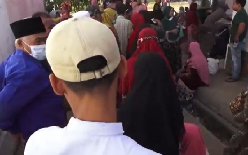 Kantor Pos Panyabungan Belum Dibuka, Penerima Bansos Penuh Sesak