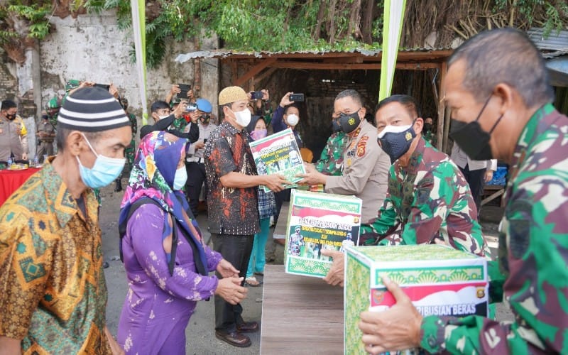 4 Jenderal Distribusikan Bansos Dampak Covid-19 di Palembang 