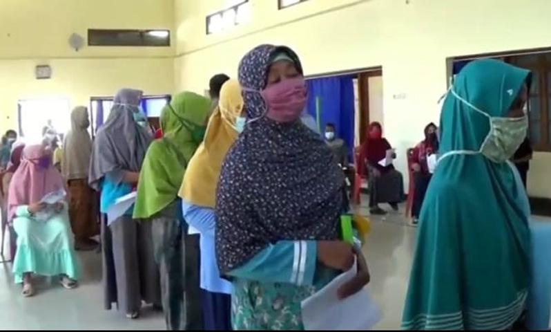 Sudah Mengantre, Puluhan Warga di Cilacap Kecewa Tak Terlayani Pembagian Bansos