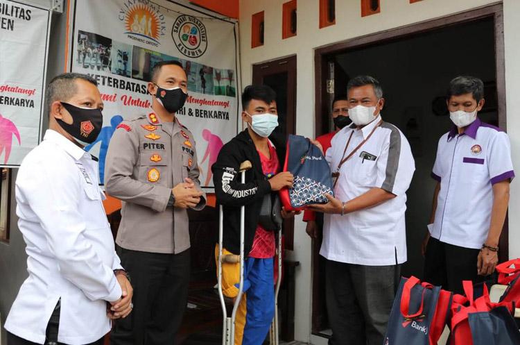 Polres Kebumen Bagikan Bansos untuk Penyandang Disabilitas dan Tukang Becak
