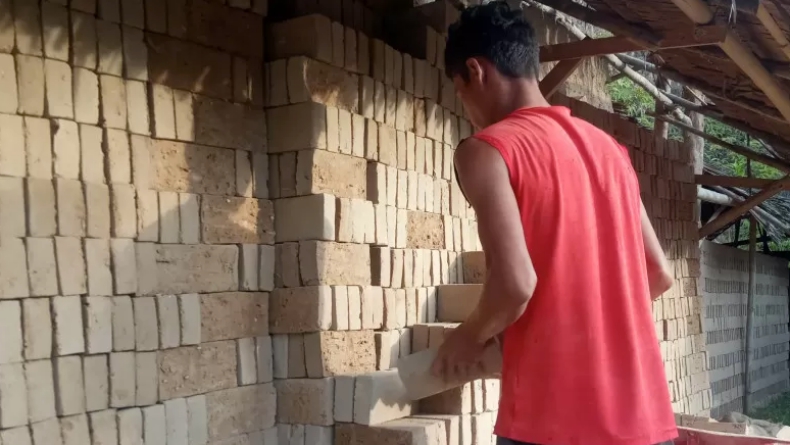 Tak Terdampak Pandemi, Penjualan Batu Bata di Agam Tetap Laris Manis