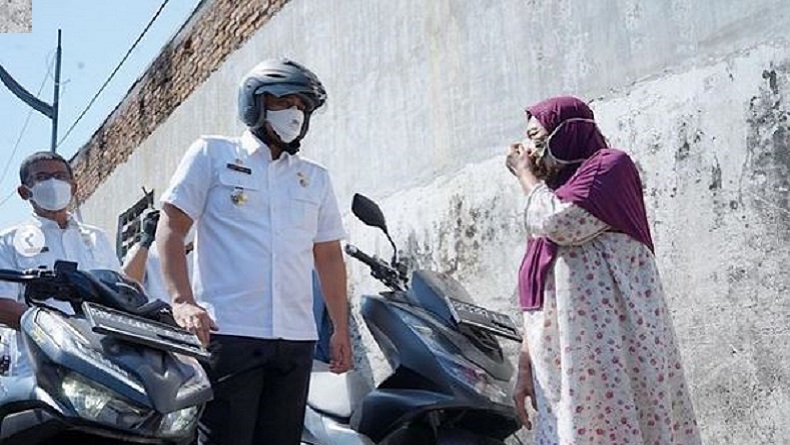 Bobby Nasution Bonceng Kadis Sosial Bagikan Sembako ke Warga Terdampak PPKM di Medan
