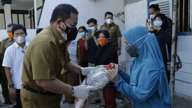 Gubernur Lampung Serahkan Bantuan Beras ke Warga Terdampak PPKM Level 4