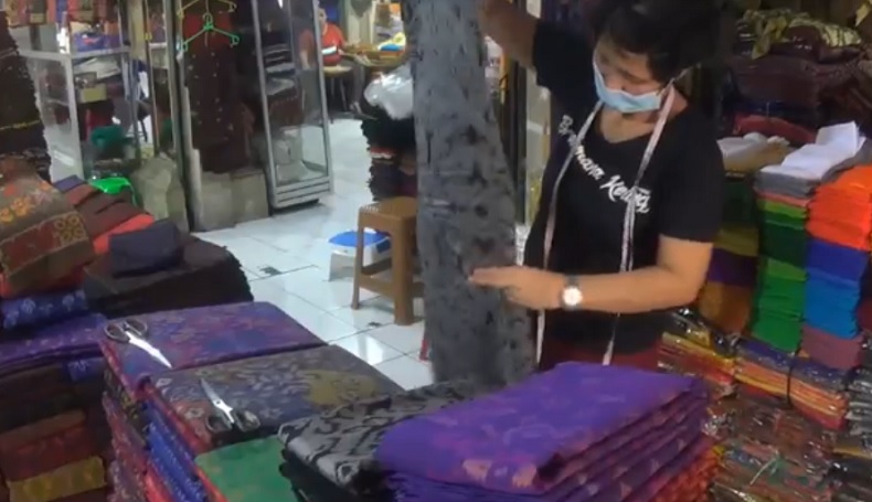 Dapat Kelonggaran, Pedagang Kain Endek di Bali Pilih Tutup karena Sepi Pembeli
