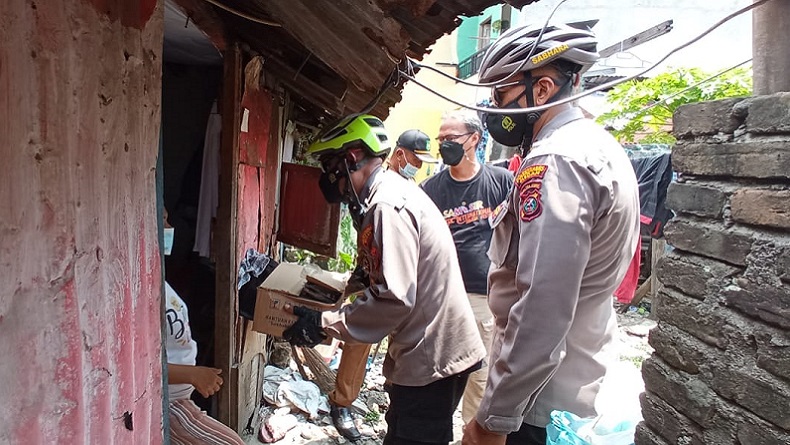 Banyak Rumah Warga di Gang Sempit, Kapolsek Medan Timur Bersepeda Bagikan Sembako