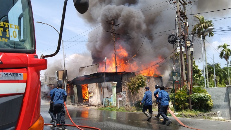 Diduga Akibat Korsleting Listrik, 3 Rumah Semipermanen Terbakar di Medan