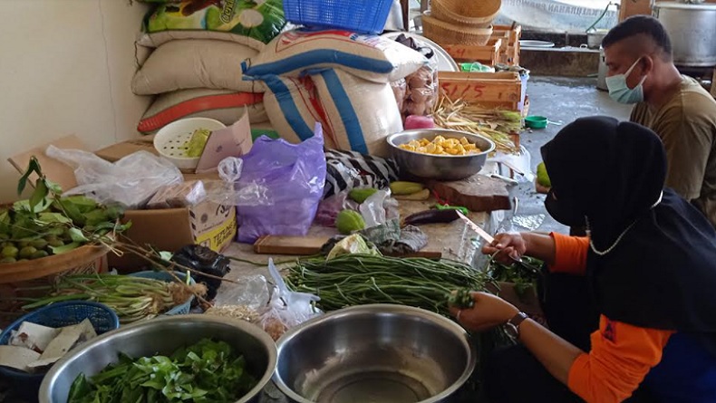 title Dapur Umum Tagana Sleman Siapkan 600 Paket Makanan bagi Warga yang Isolasi di Selter Dapur Umum Tagana Sleman Siapkan 600 Paket Makanan bagi Warga yang Isolasi di Selter