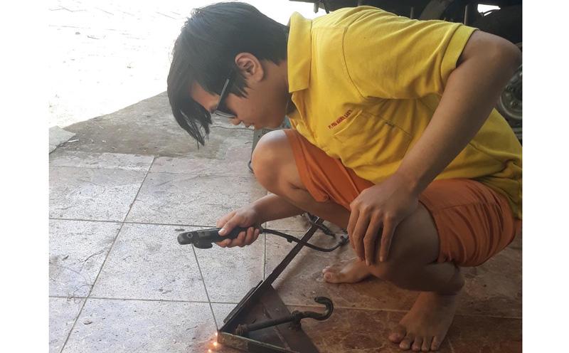 title Berawal Hobi Main Game di Warnet, Anak Tukang Las Ini Jadi Jagoan IT dan Dapat Beasiswa Rp300 Juta Berawal Hobi Main Game di Warnet, Anak Tukang Las Ini Jadi Jagoan IT dan Dapat Beasiswa Rp300 Juta