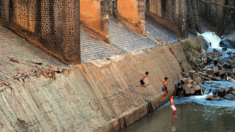 Musim Kemarau, Begini Penampakan Debit Air Bendung Katulampa Menyusut - Bagian 2