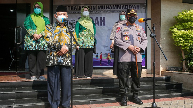 Kapolri Tinjau Vaksinasi Covid-19 di PP Muhammadiyah - Bagian 2