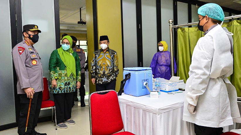 Kapolri Tinjau Vaksinasi Covid-19 di PP Muhammadiyah - Bagian 3