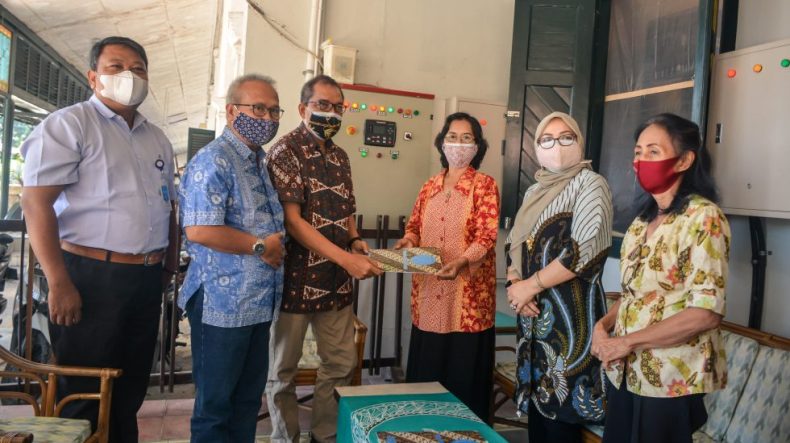 UNS Inisiasi Bantuan Peralatan Digitalisasi Naskah Kuno  Perpustakaan Rekso Pustoko 