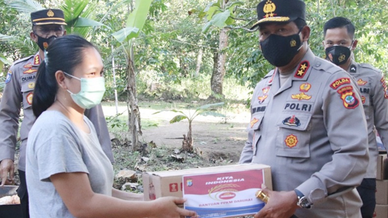 Masyarakat Terdampak PPKM Dapat Bansos, Kapolda Sulut Serahkan Sembako di Mapanget