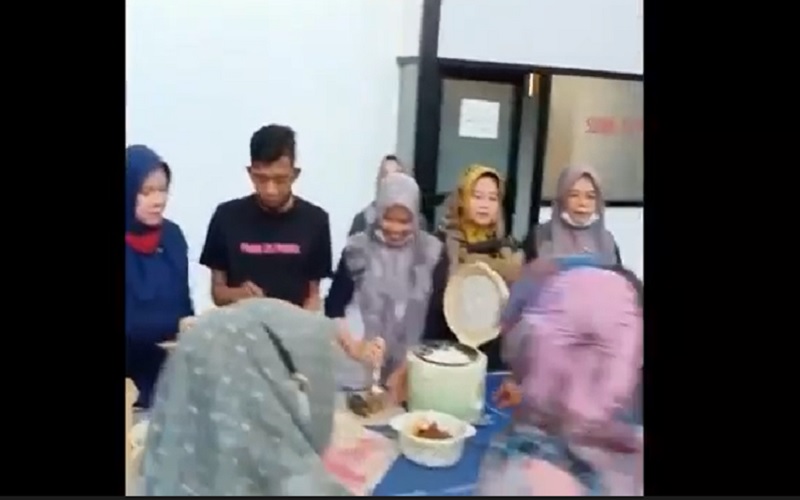 Video Viral Pensiunan PNS di Pandeglang Gelar Syukuran Makan Bersama hingga Berkerumun