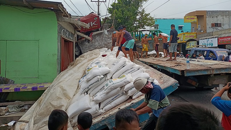 Rem Blong, Truk Pengangkut Pupuk di Medan Tabrak 3 Ruko