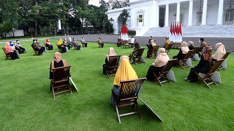 Presiden Jokowi Serahkan Bantuan kepada 12,8 Juta Pelaku Usaha Mikro - Bagian 1