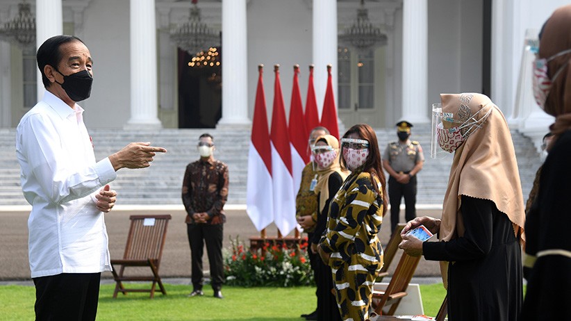 Presiden Jokowi Serahkan Bantuan kepada 12,8 Juta Pelaku Usaha Mikro - Bagian 2