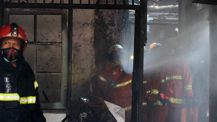 Rumah Dosen ITS Surabaya Kebakaran, 1 Korban Tewas Dievakuasi - Bagian 2
