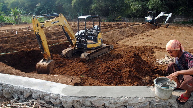 Alat Berat Dikerahkan untuk Percepat Penggalian Makam Khusus Covid di Bogor - Bagian 2