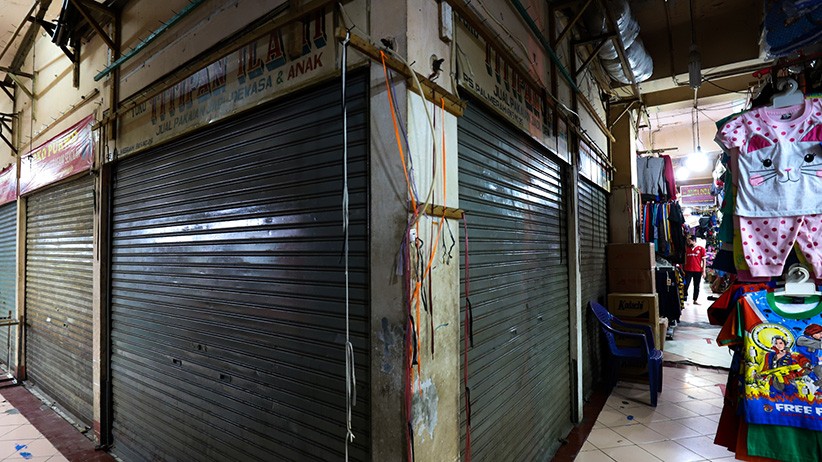 Potret Pedagang Menunggu Pembeli yang Sepi Imbas dari PPKM - Bagian 3