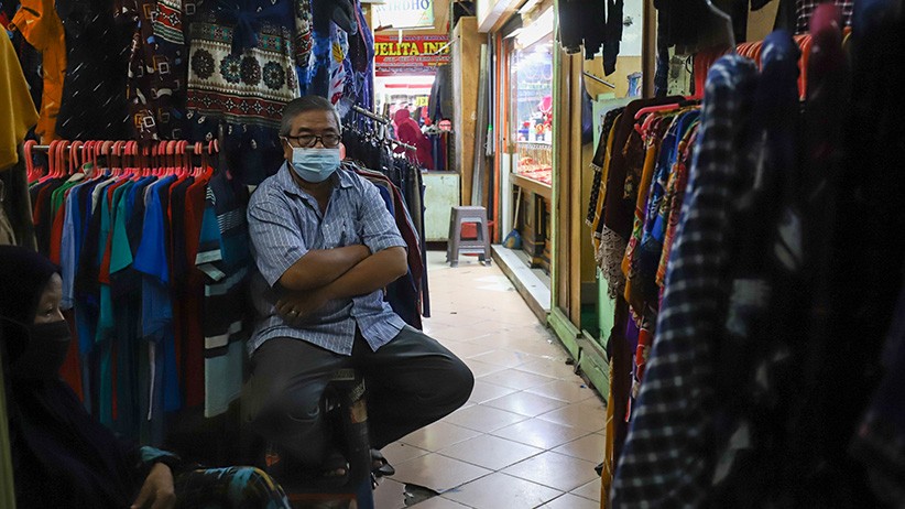 Potret Pedagang Menunggu Pembeli yang Sepi Imbas dari PPKM - Bagian 2