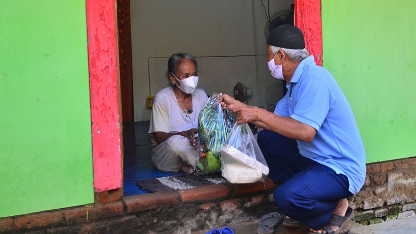 Pedagang Kumpulkan Sayur dan Tempe untuk Dibagikan Gratis kepada Warga - Bagian 2