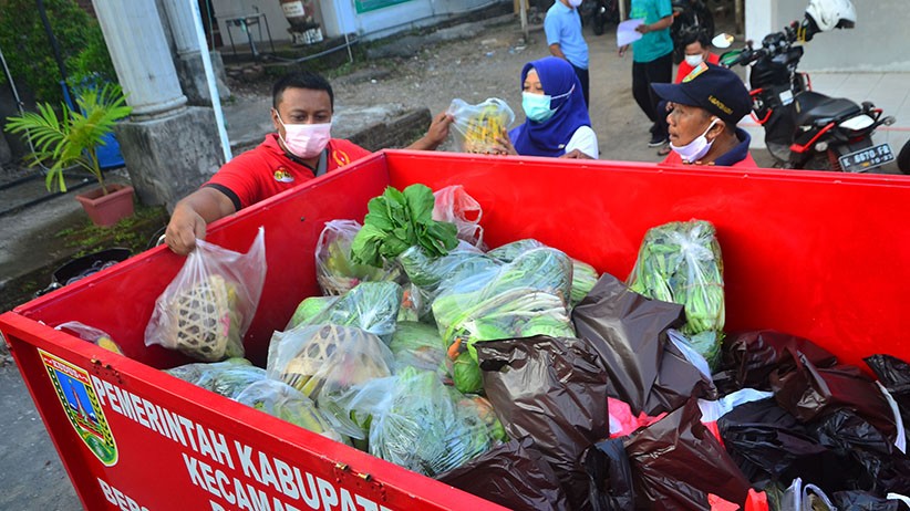 Pedagang Kumpulkan Sayur dan Tempe untuk Dibagikan Gratis kepada Warga - Bagian 1