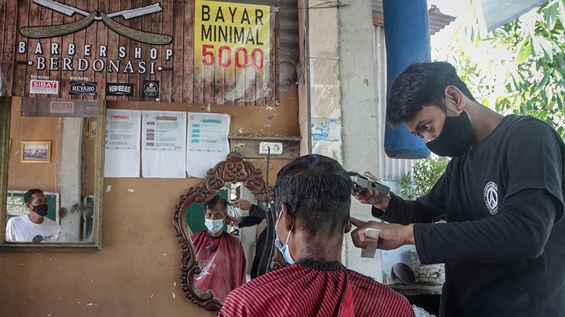 Aksi Tukang Cukur Rambut Galang Dana untuk Warga Terdampak Pandemi - Bagian 1