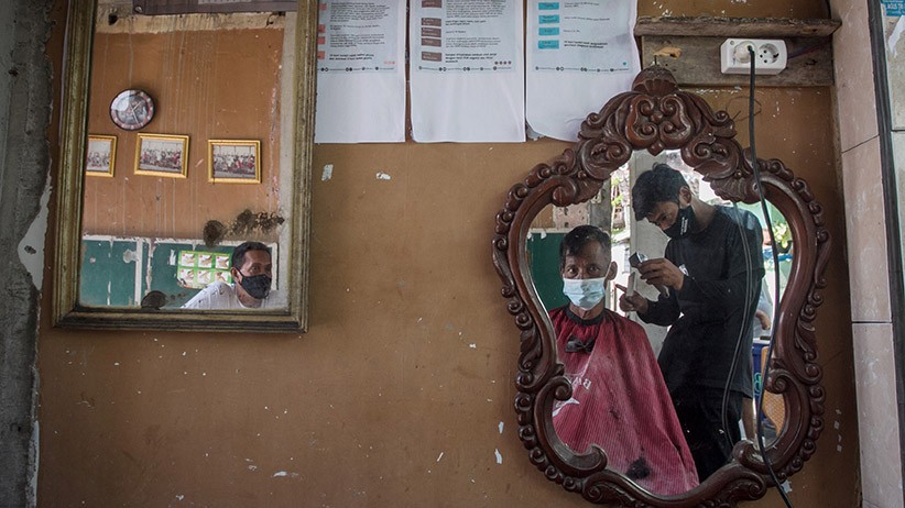 Aksi Tukang Cukur Rambut Galang Dana untuk Warga Terdampak Pandemi - Bagian 2