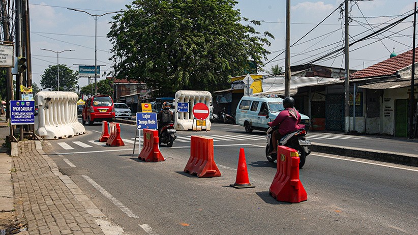 Pos Penyekatan Jalan Raya Bogor Tidak Dijaga, Pengendara Bebas Melintas - Bagian 3