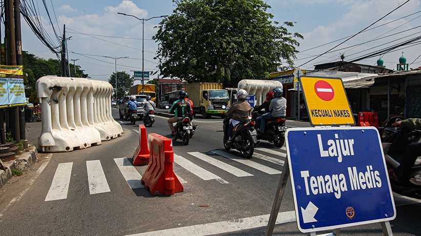 Pos Penyekatan Jalan Raya Bogor Tidak Dijaga, Pengendara Bebas Melintas - Bagian 1