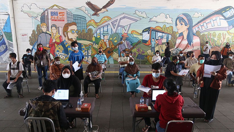 Antusiasme Masyarakat Ikuti Vaksin Covid-19 di Terowongan Kendal - Bagian 3